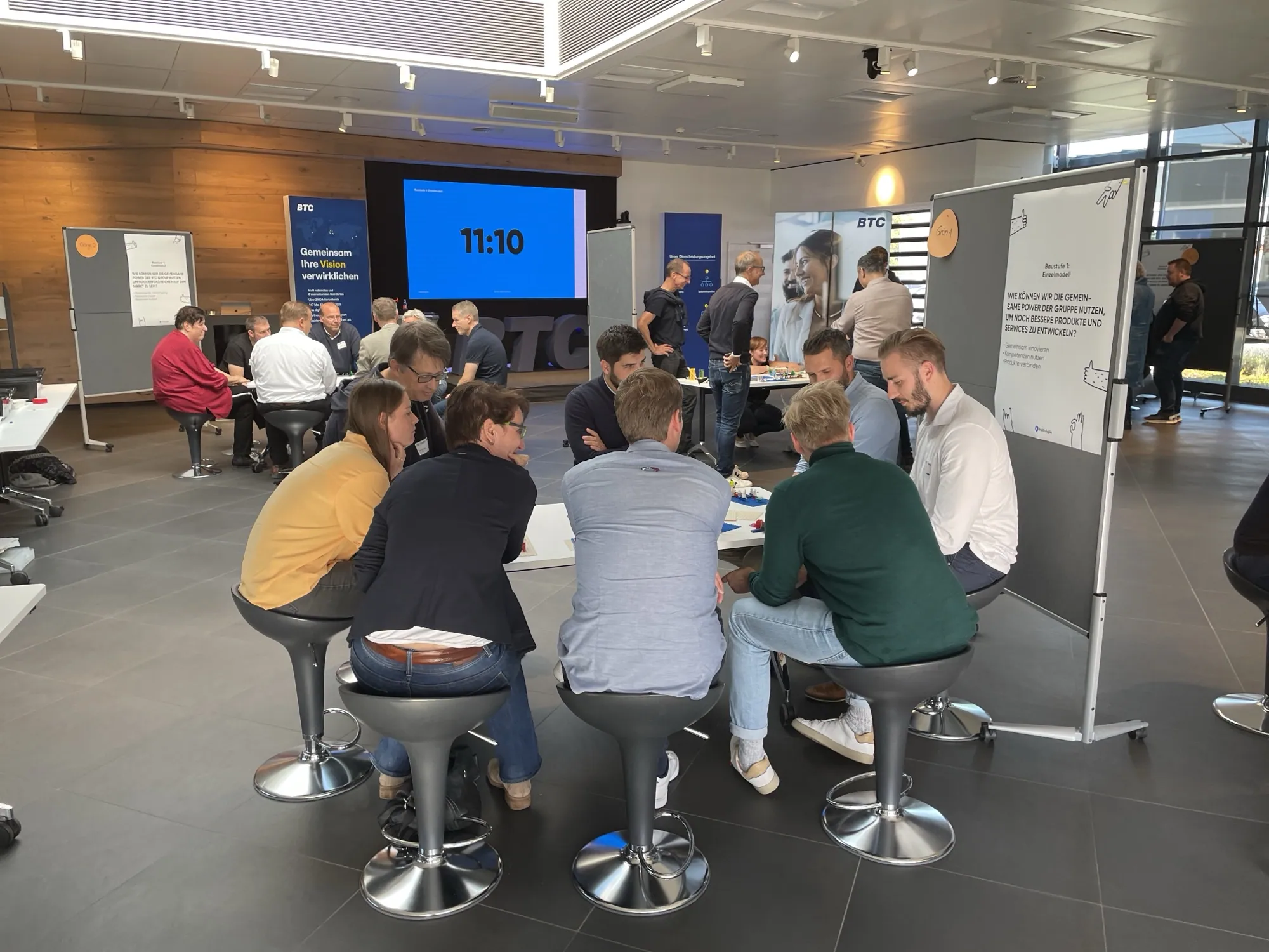 Tischgruppe arbeitet in einer Halle