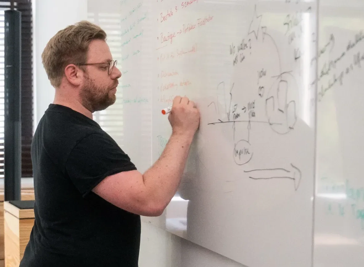 Sebastian Wolf moderiert einen Vision-Workshop