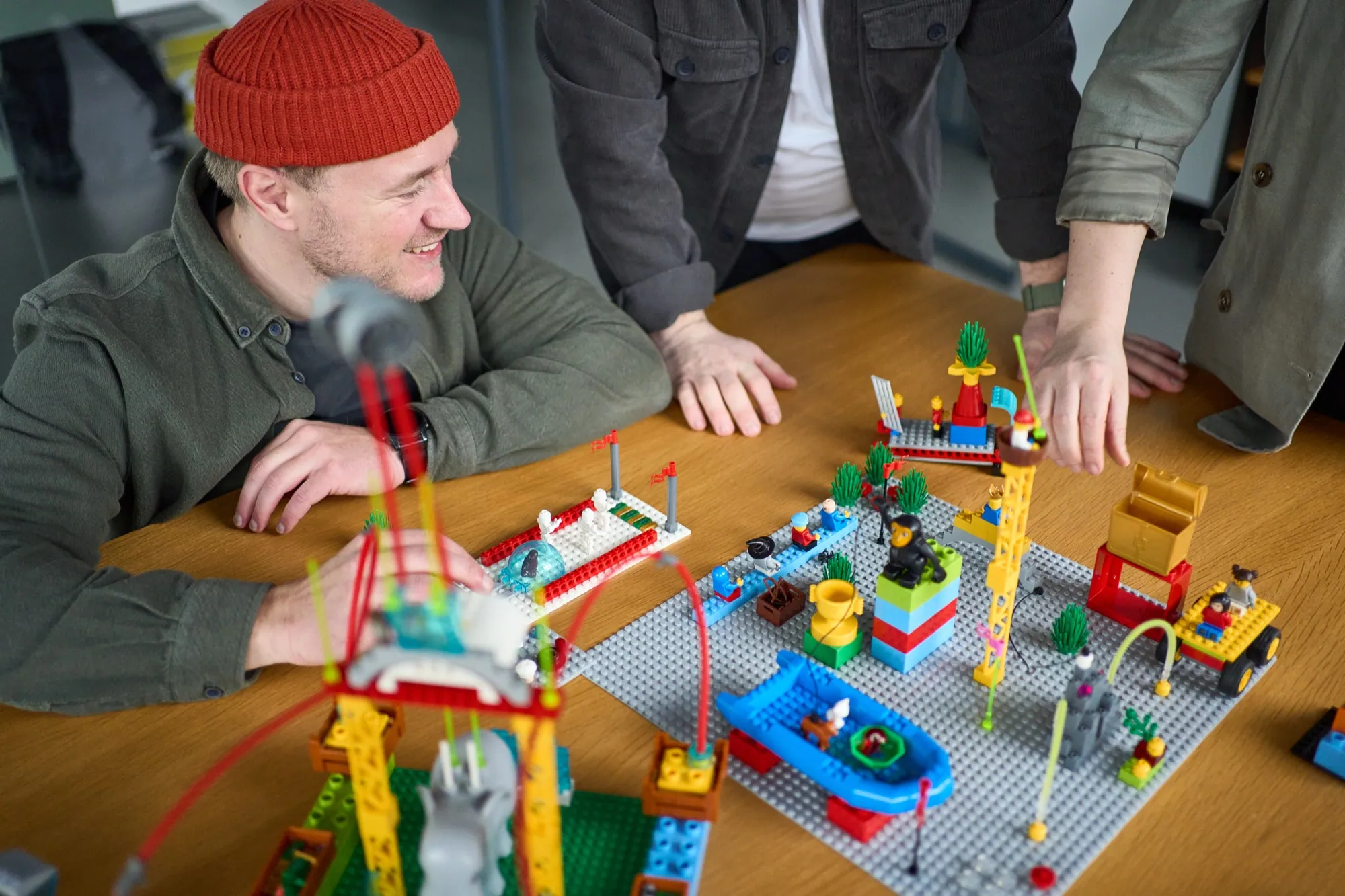 Teilnehmer lacht neben einem LEGO-Modell