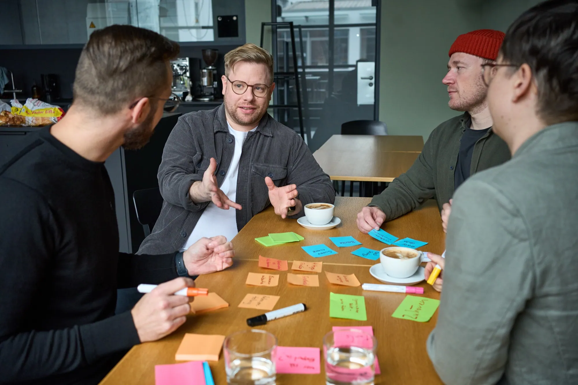 Sebastian moderiert am Tisch