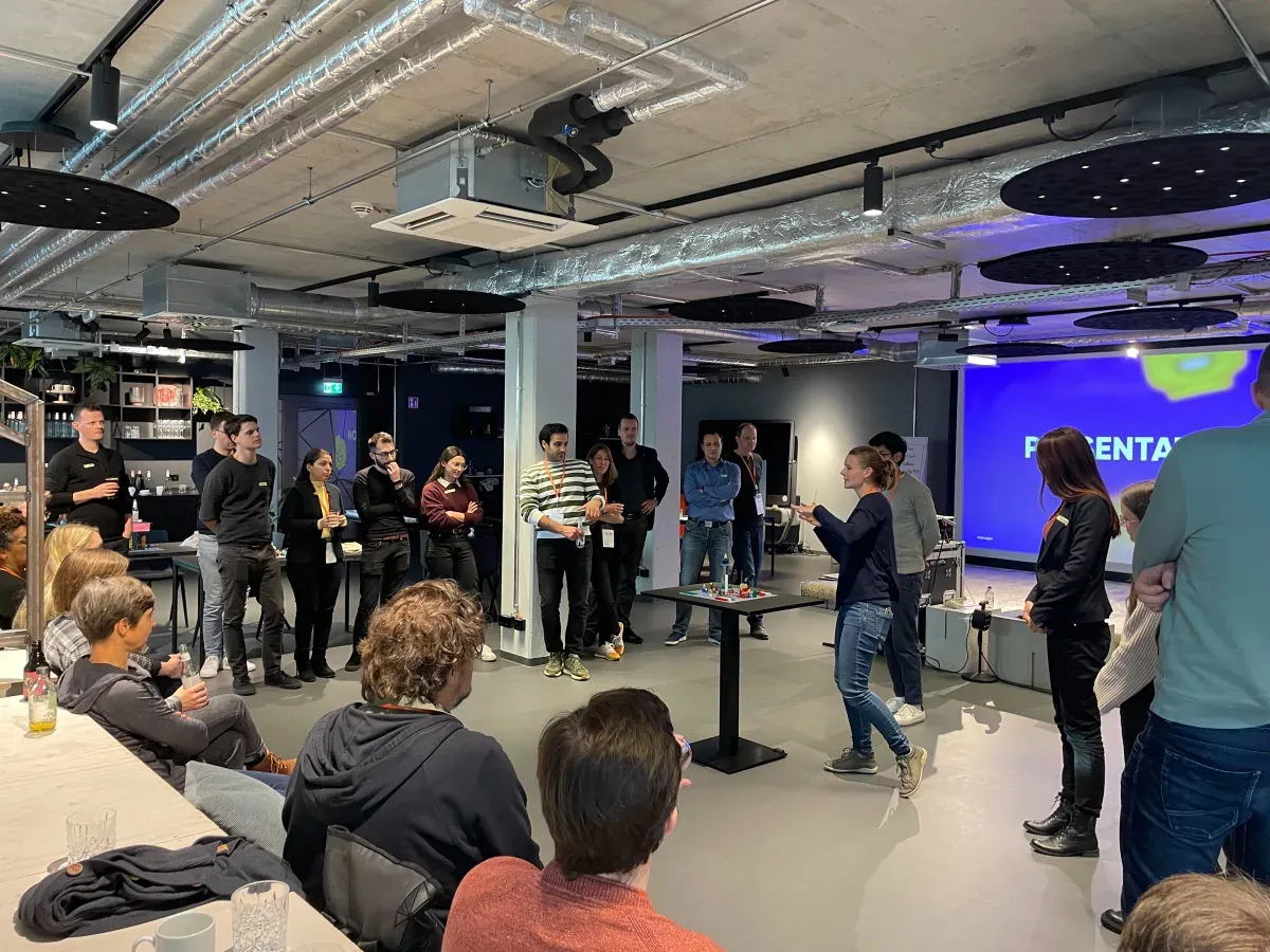 Team-Offsite bei ING DiBa: 50 Personen im Stehkreis im Loft.