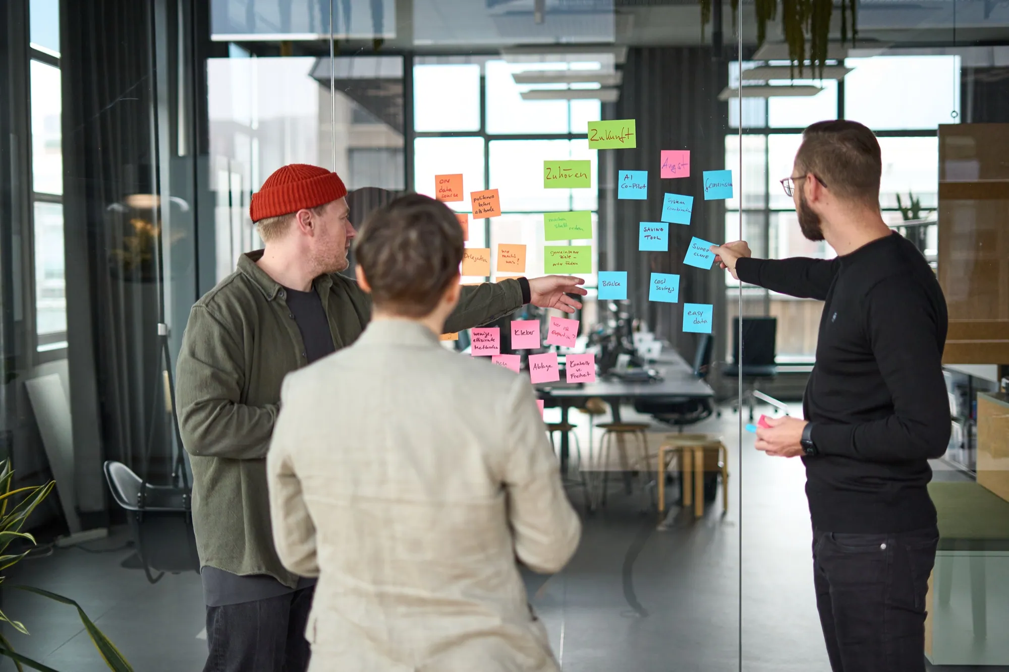 Gruppe an einer Haftnotiz-Wand