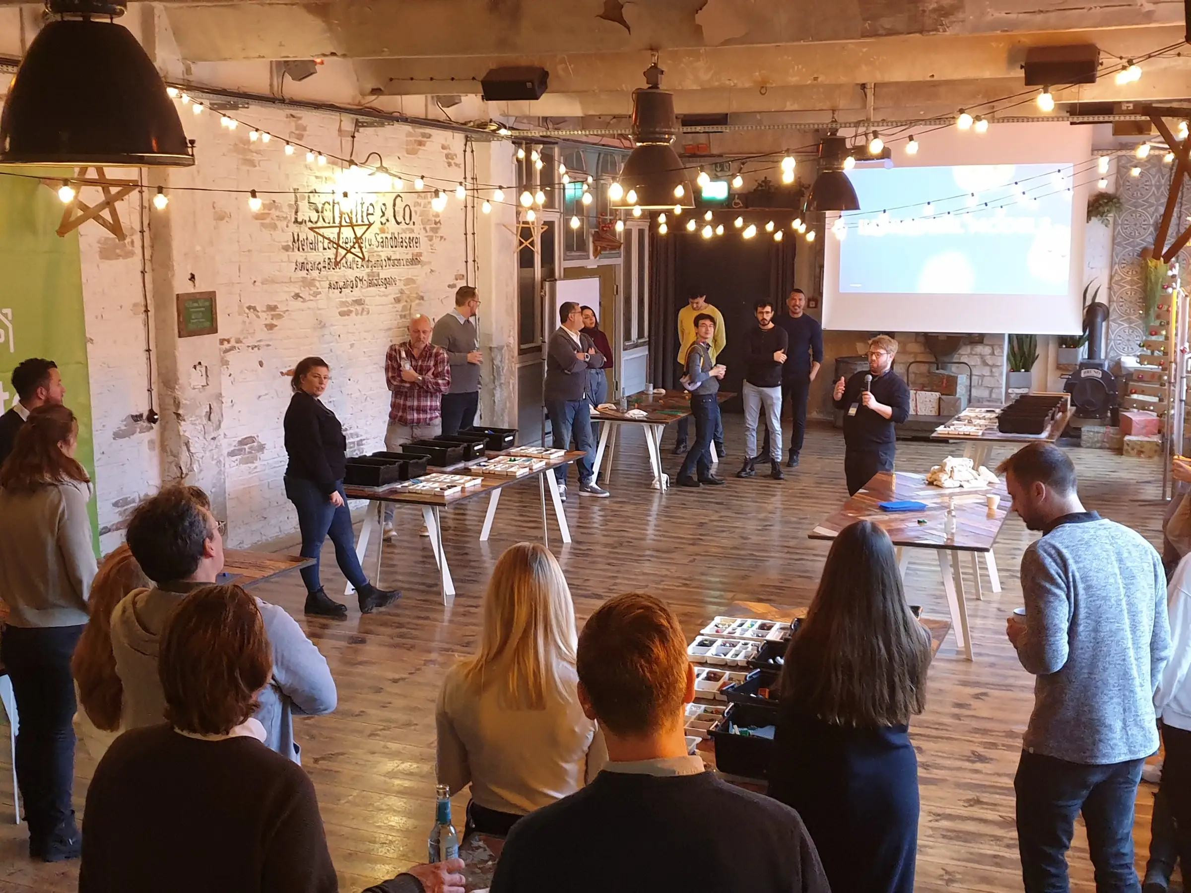 Großer Kreis im Loft, Sebastian moderiert mit Mikrofon